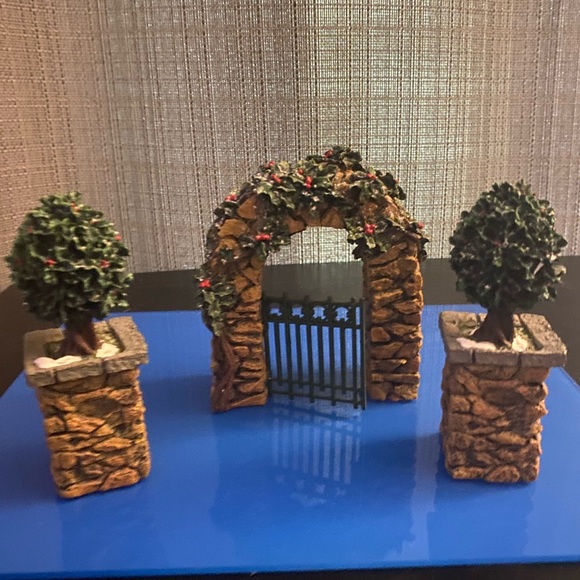 Dept 56 Stone Corner Posts with Holly Tree And Stone Archway - Picture 1 of 11